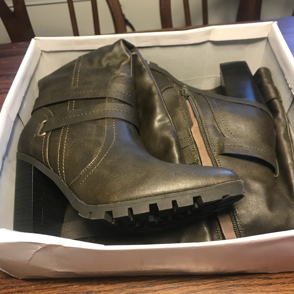 Boots - Picture 3 of 3